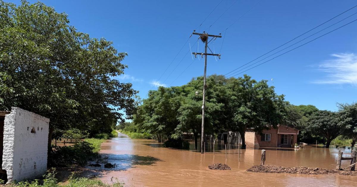 FOTOS  Maacutes desbordes en el norte santiaguentildeo- asisten a familias anegadas