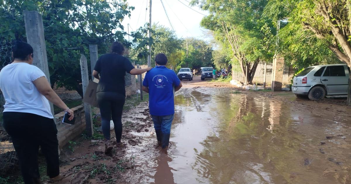 FOTOS  Maacutes desbordes en el norte santiaguentildeo- asisten a familias anegadas