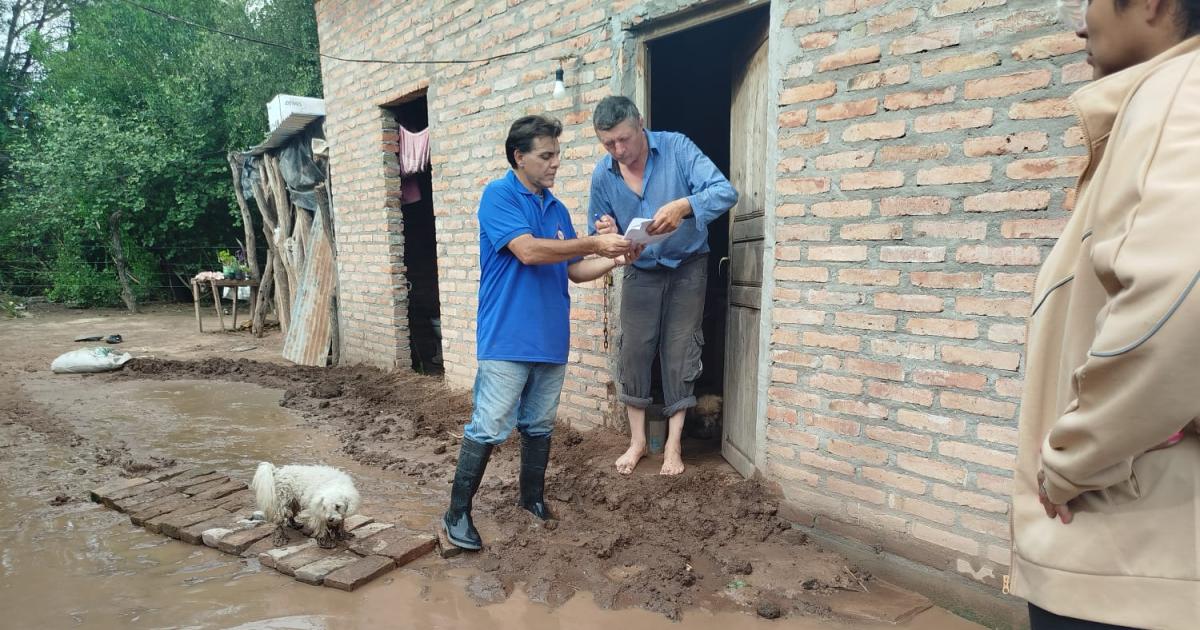 FOTOS  Maacutes desbordes en el norte santiaguentildeo- asisten a familias anegadas