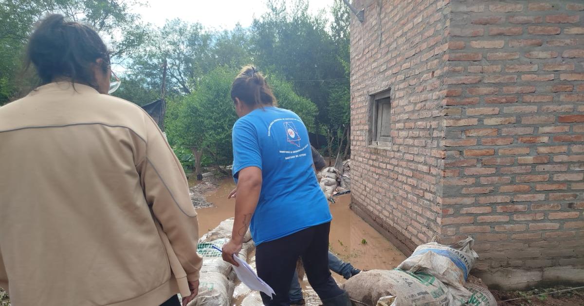FOTOS  Maacutes desbordes en el norte santiaguentildeo- asisten a familias anegadas