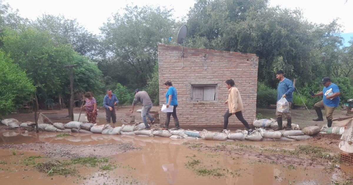 FOTOS  Maacutes desbordes en el norte santiaguentildeo- asisten a familias anegadas