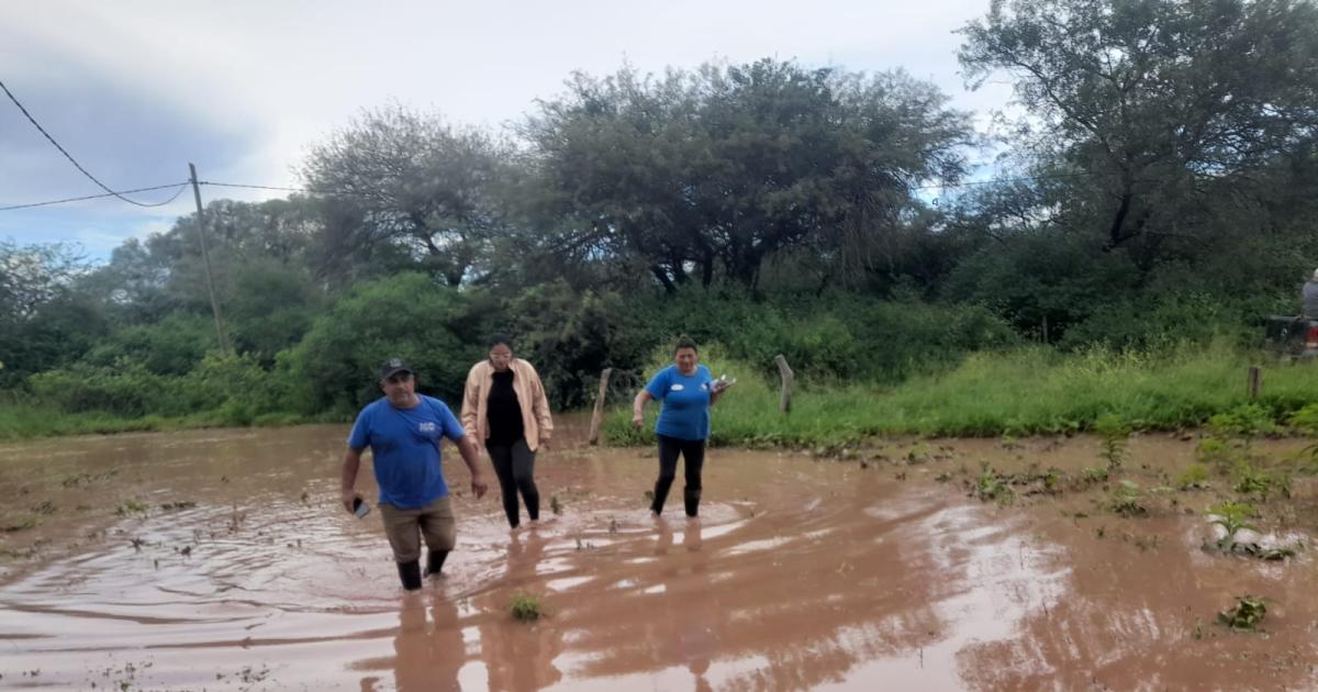 FOTOS  Maacutes desbordes en el norte santiaguentildeo- asisten a familias anegadas