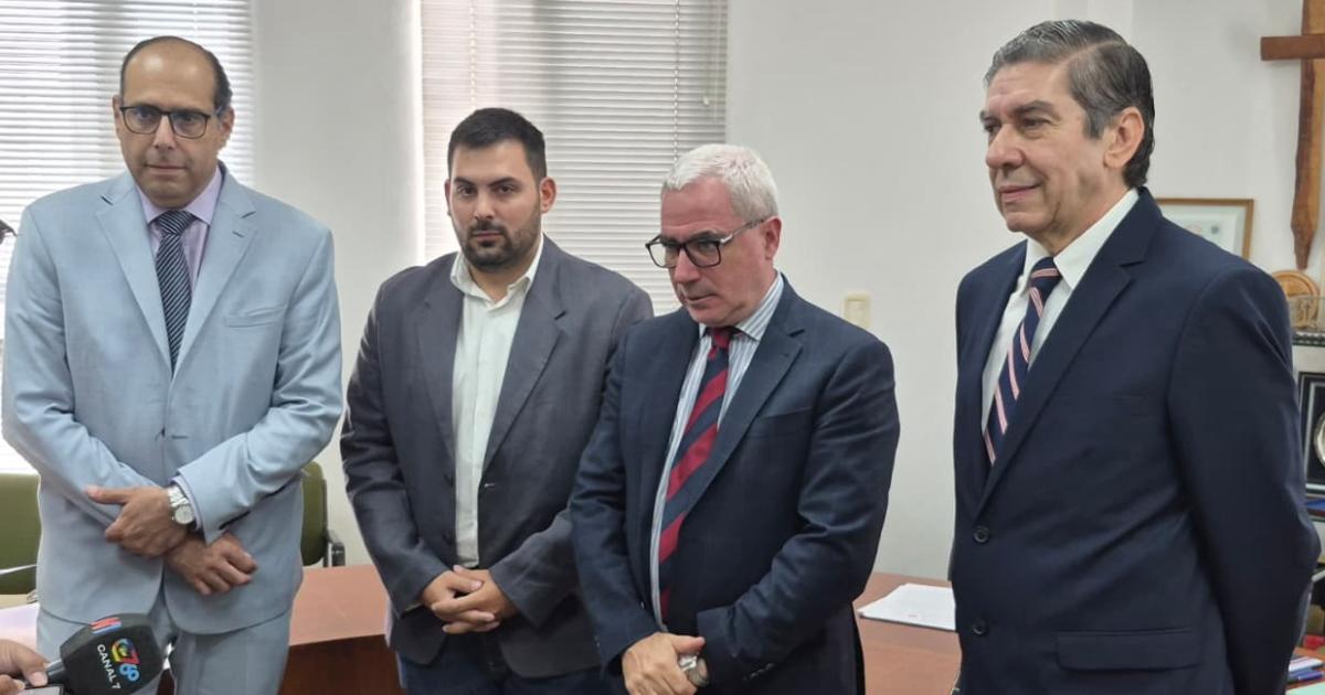 Ucse Colegio y Joacutevenes Abogados firman un importante protocolo