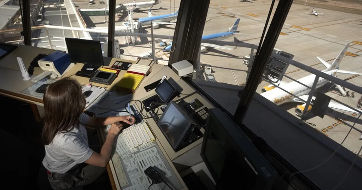 Controladores aeacutereos- levantaron el paro para hoy y mantildeana pero se mantiene para el resto de los diacuteas