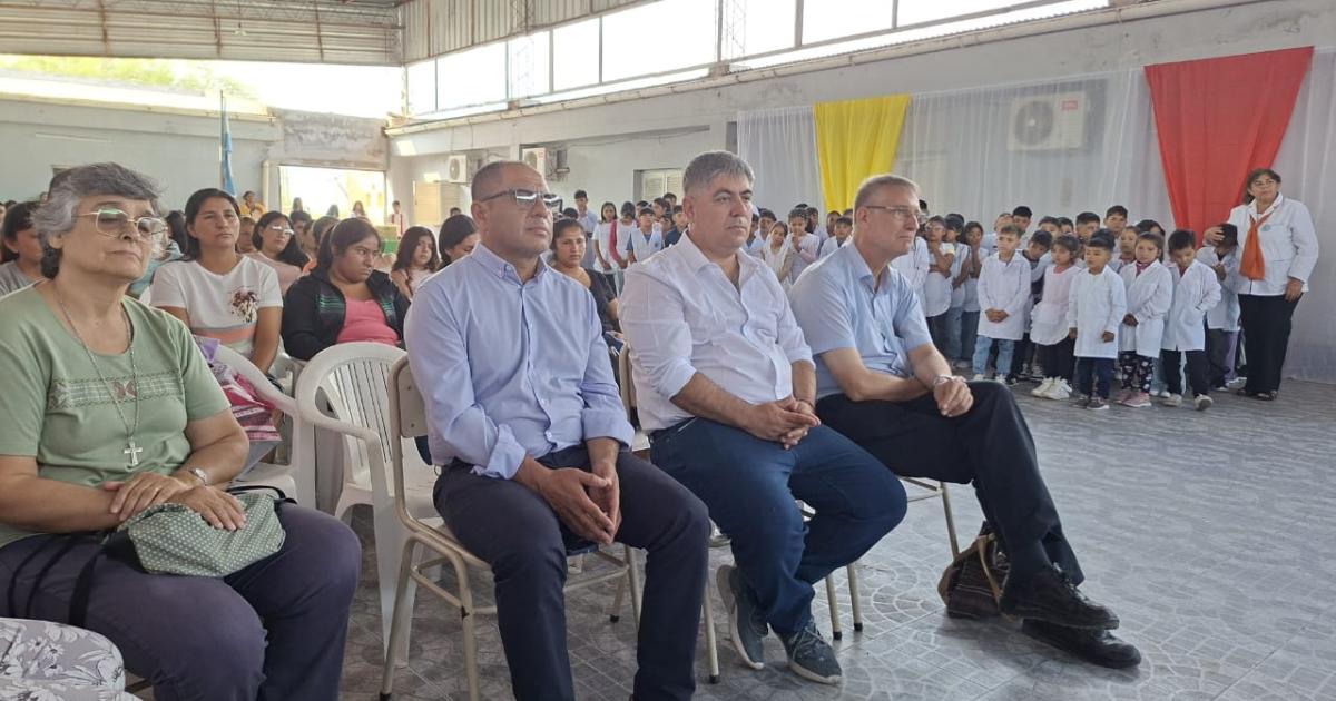 El intendente Rosales participoacute del inicio del ciclo lectivo en la Escuela Ndeg 1215 de Soconcho