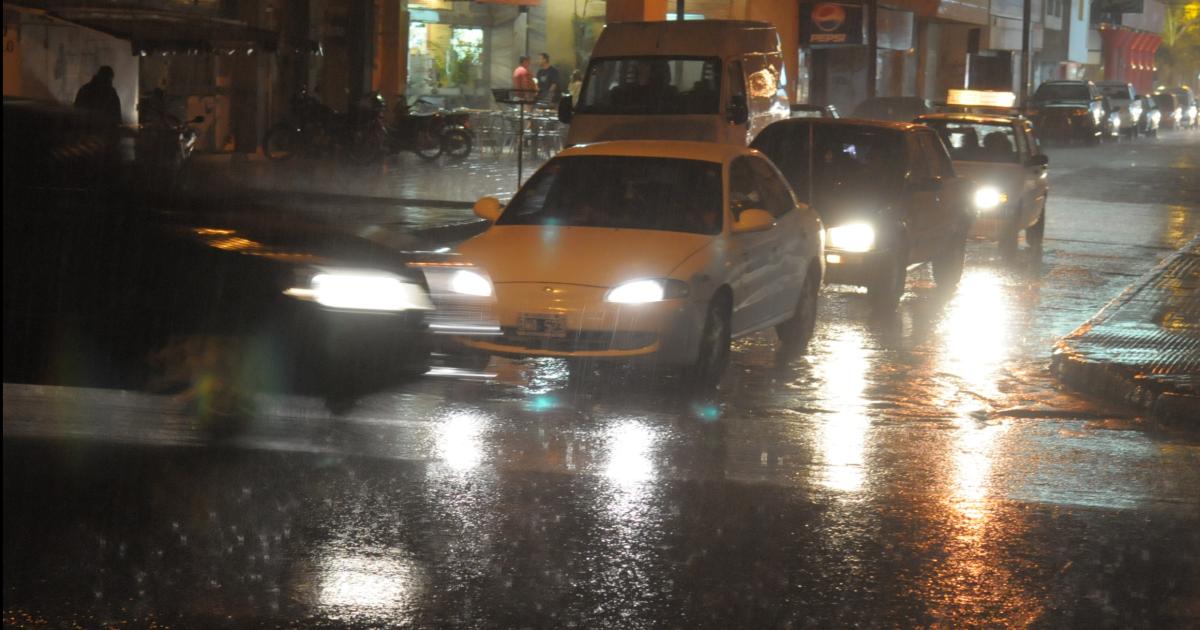 Tras una jornada de intenso calor la lluvia se hizo presente en la Madre de Ciudades (Foto- Archivo)