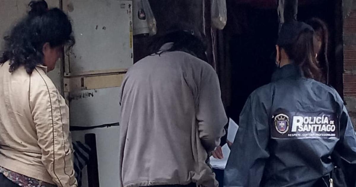 Madre e hija huyen de Santiago por sufrir permanentes ataques