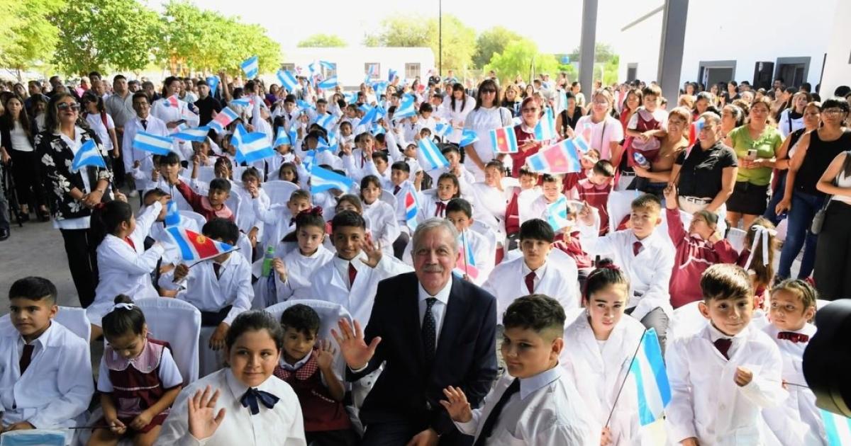 Gobernador Eliacuteas Suaacuterez- La educacioacuten es un pilar fundamental de nuestro proyecto provincial