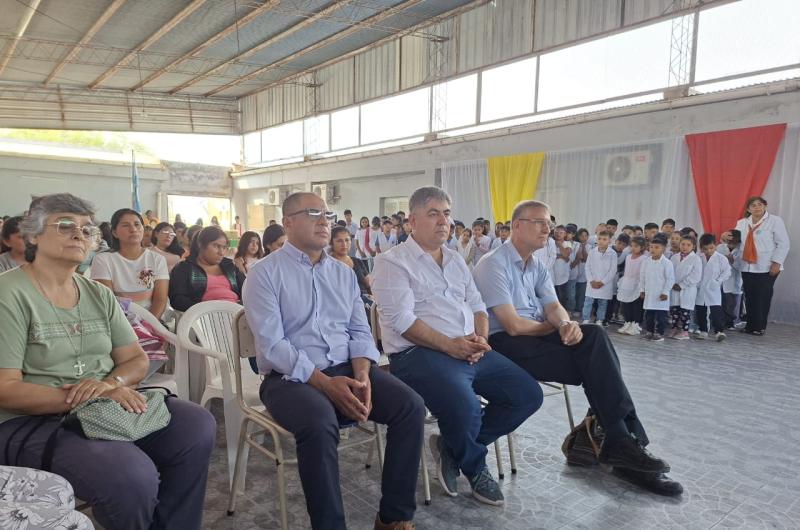 El intendente Rosales participoacute del inicio del ciclo lectivo en la Escuela Ndeg 1215 de Soconcho