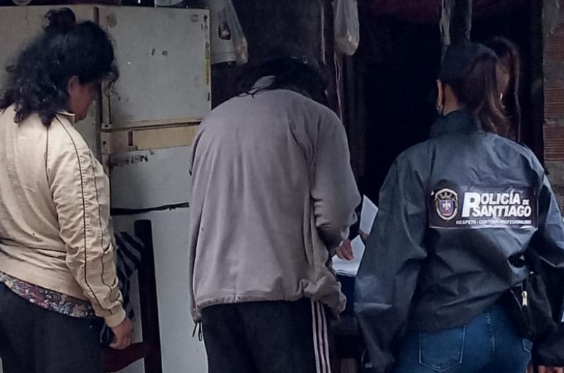 Madre e hija huyen de Santiago por sufrir permanentes ataques