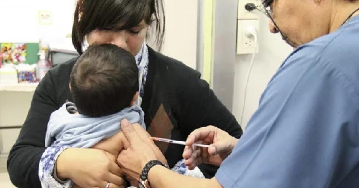 Adelantan la segunda dosis de la Triple Viral a los 15 y 18 meses
