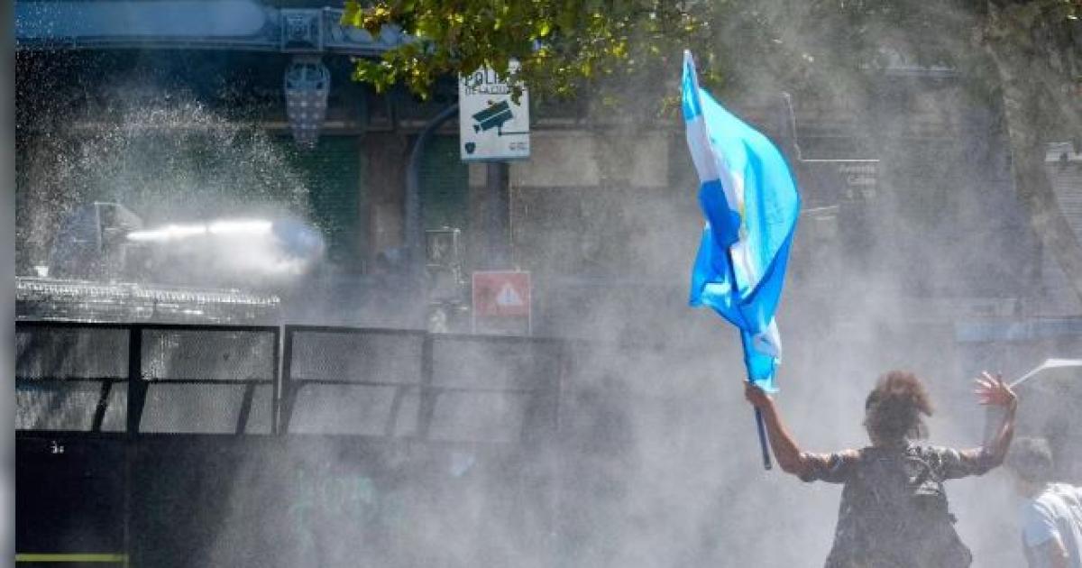 Manifestantes enfrentan a la Policía - Foto- NA