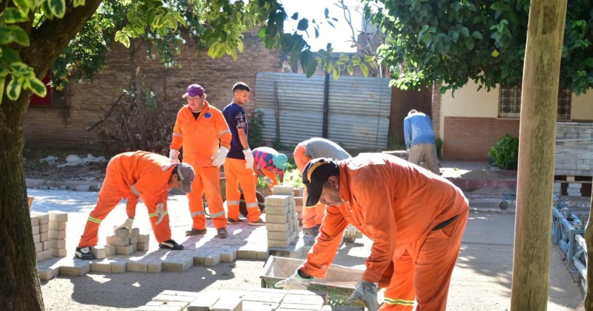 Friacuteas anuncioacute adhesioacuten al 424-en-porciento- del aumento en el salario municipal