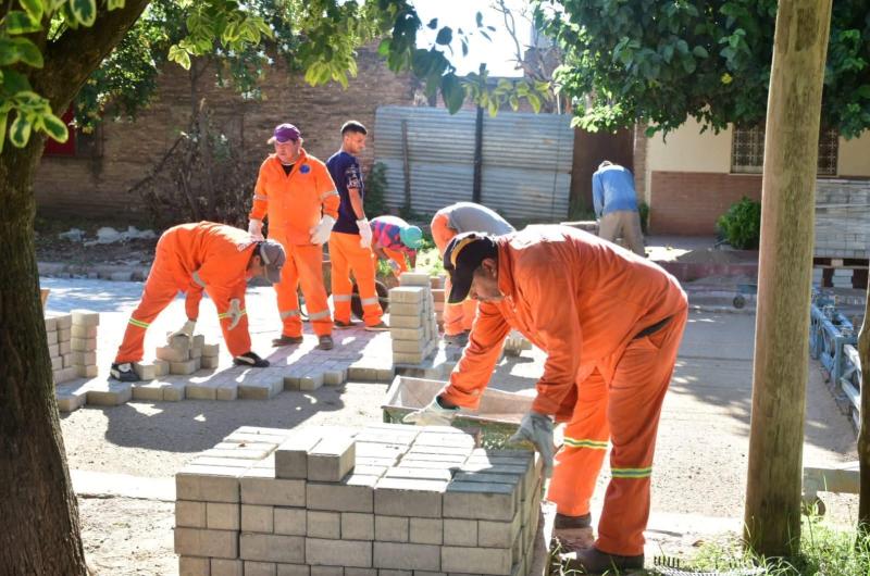 Friacuteas anuncioacute adhesioacuten al 424-en-porciento- del aumento en el salario municipal