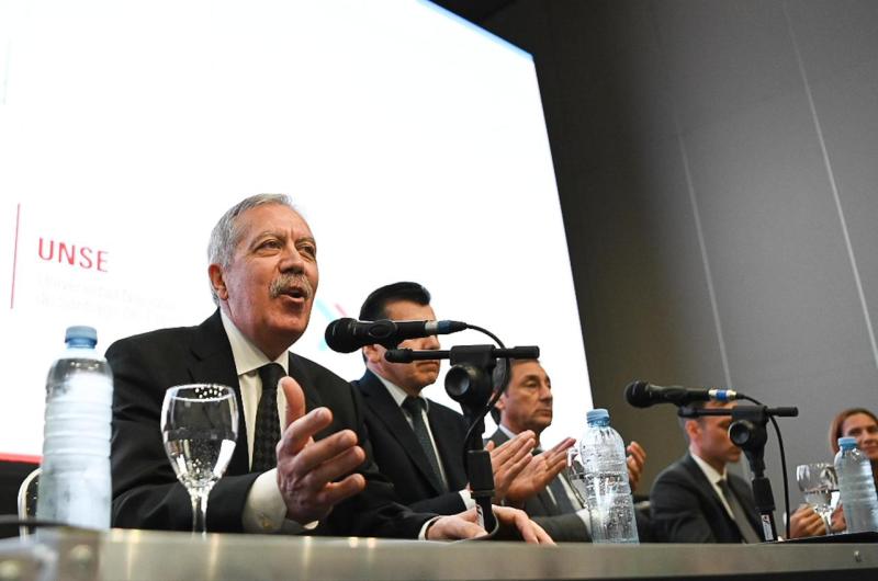 GOBERNADOR Elías Su�rez realizó ayer el anuncio de ampliación del cupo y de localidades en el Fórum