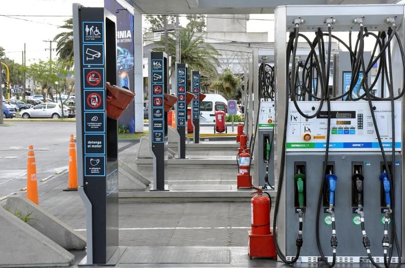 Las naftas y el gasoil subiraacuten entre 17 y 18 por litro