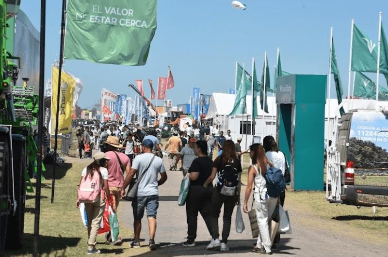 La camelina el maiacutez enano la digitalizacioacuten y la proteccioacuten de cultivos claves en ExpoAgro
