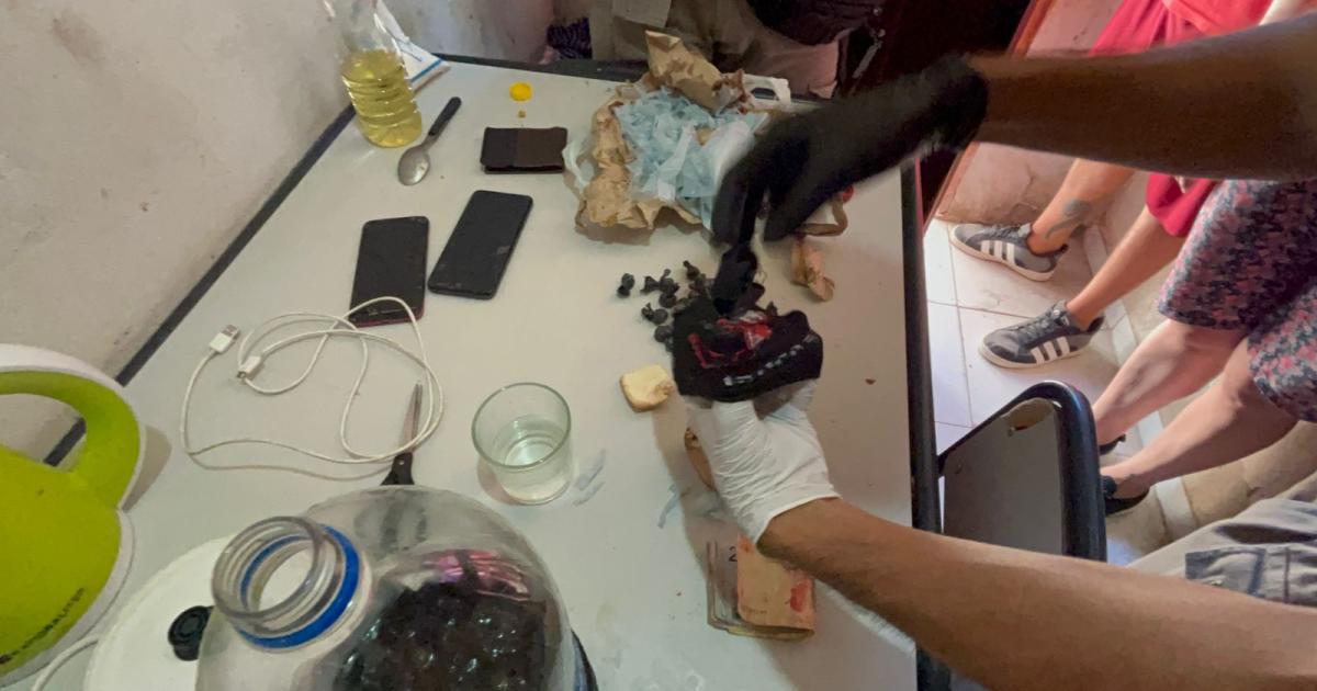 Cae ama de casa dealer que escondiacutea marihuana y cocaiacutena en medias