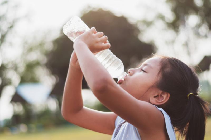 Personal del CIS brindoacute una serie de recomendaciones para evitar golpes de calor en los nintildeos