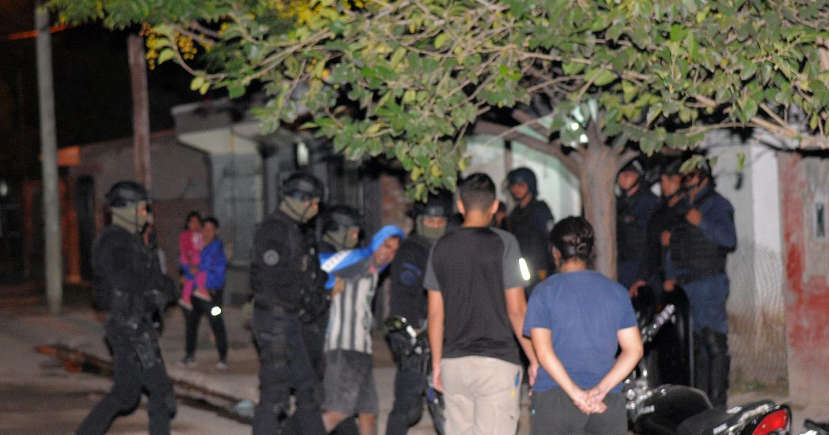 Huyoacute a la comisariacutea perseguida por su pareja con un palo