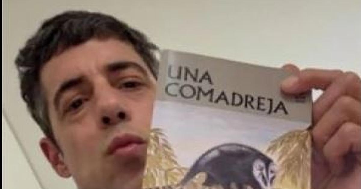 DEBUTA COMO ESCRITOR