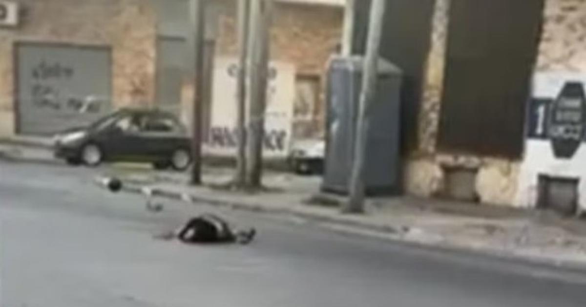 VIDEO DEL HORROR Asiacute murioacute degollado el motociclista que chocoacute contra una soga