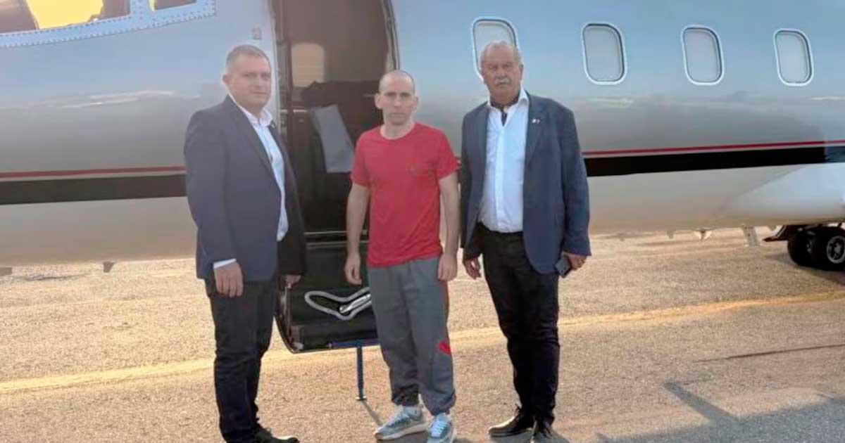 El gendarme junto a dos dirigentes de AFA en su traslado al país