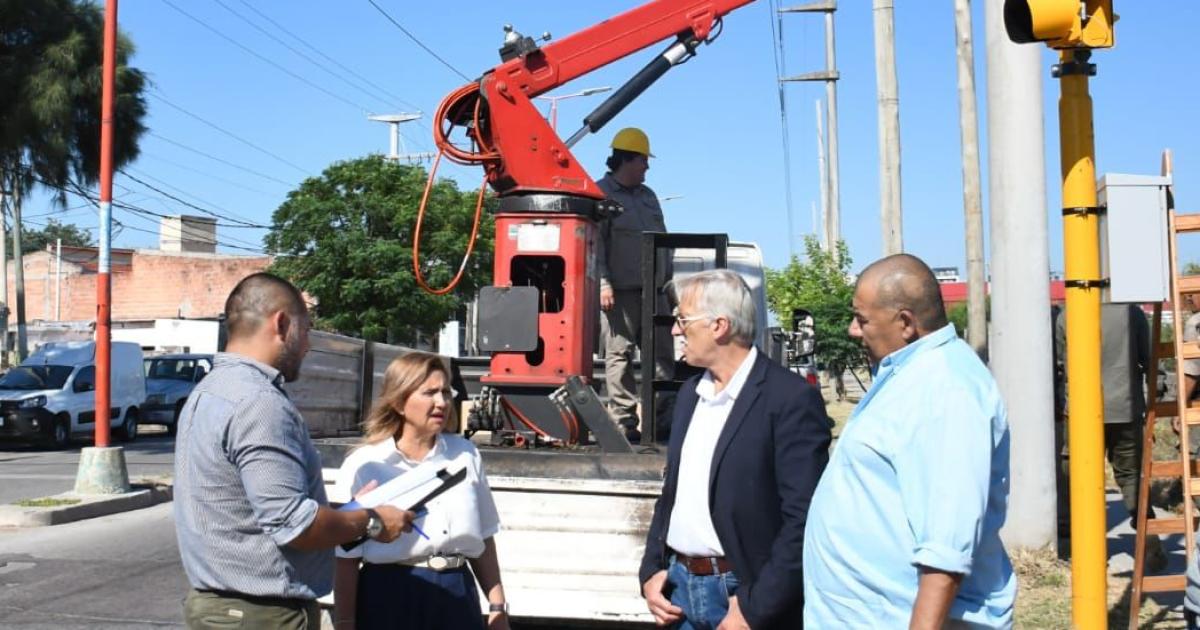 Con sistema LED y onda verde instalan semaacuteforos en Soliacutes y Moreno