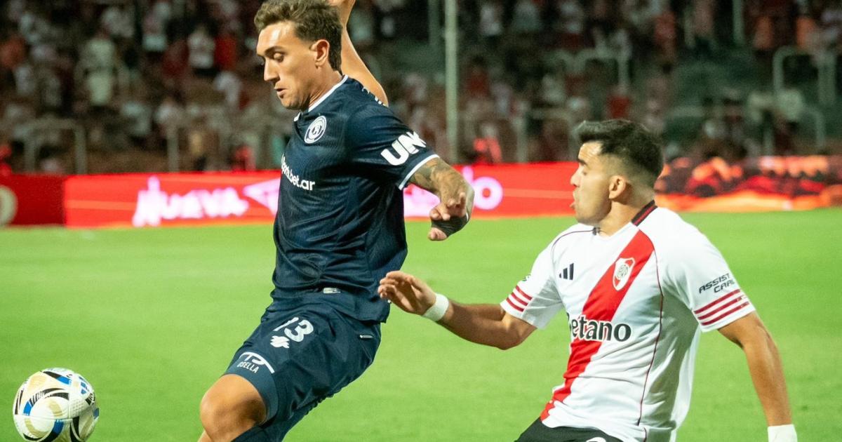 River mientras espera por Eduardo Coudet sumoacute un punto en Mendoza