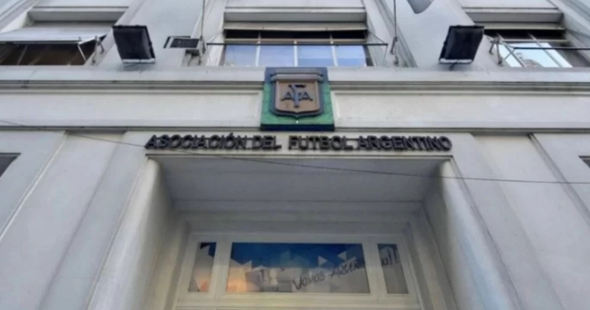 Cumbre clave en AFA- los dirigentes se reuacutenen para definir si se levanta el paro en el fuacutetbol argentino