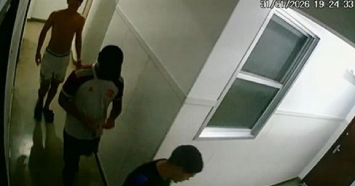 La policía busca a cuatro jóvenes por el abuso sexual de una adolescente en Copa Cabana - Foto captura de cmaras de seguridad - TN