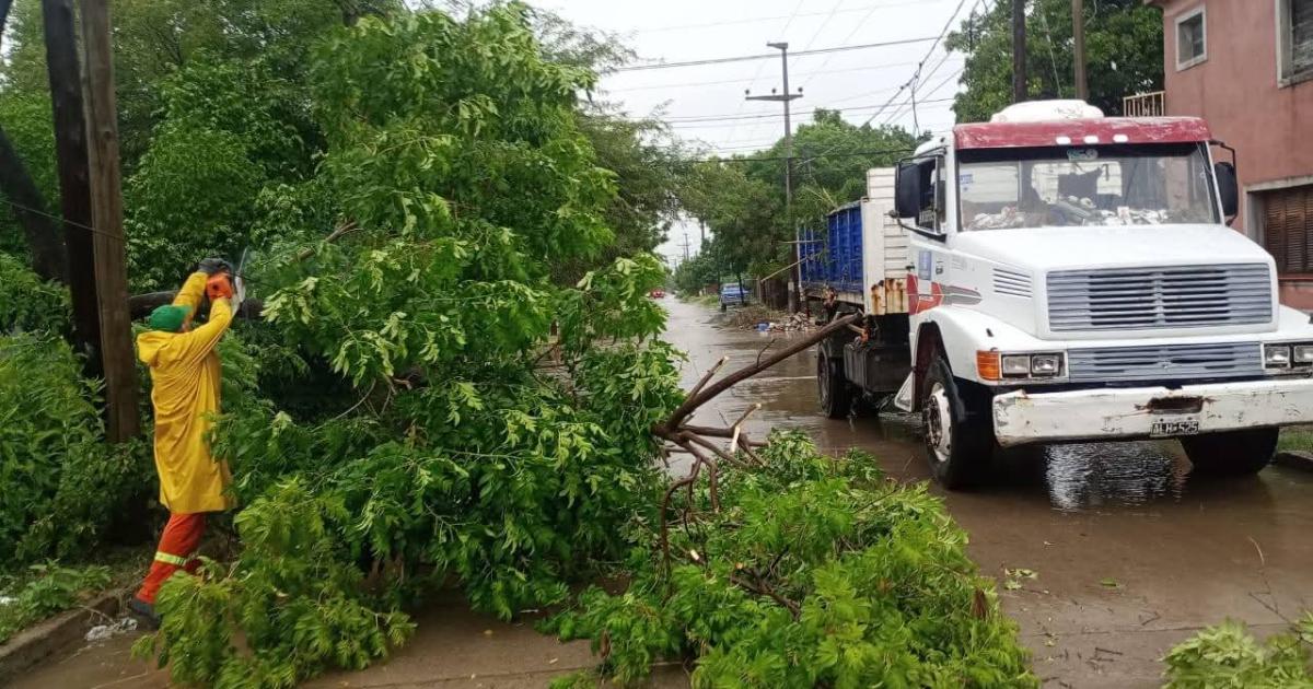 Tras las intensas lluvias el municipio desplegoacute un operativo para asistir a vecinos y despejar desaguumles