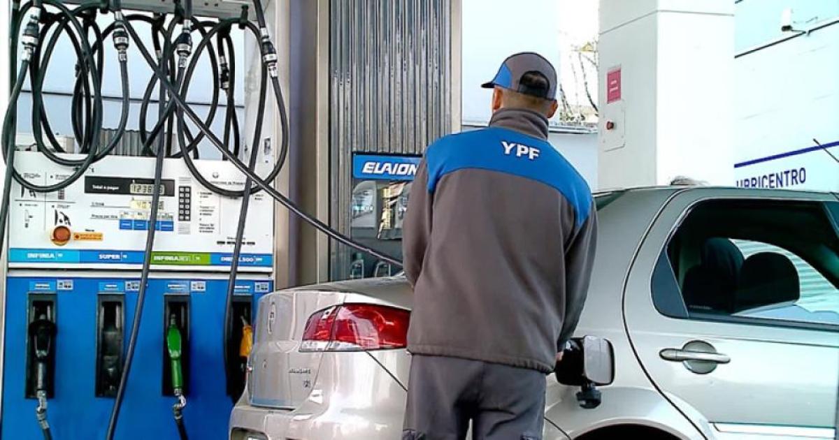 El presidente de YPF afirmoacute que no va a haber cimbronazos en el precio de los combustibles