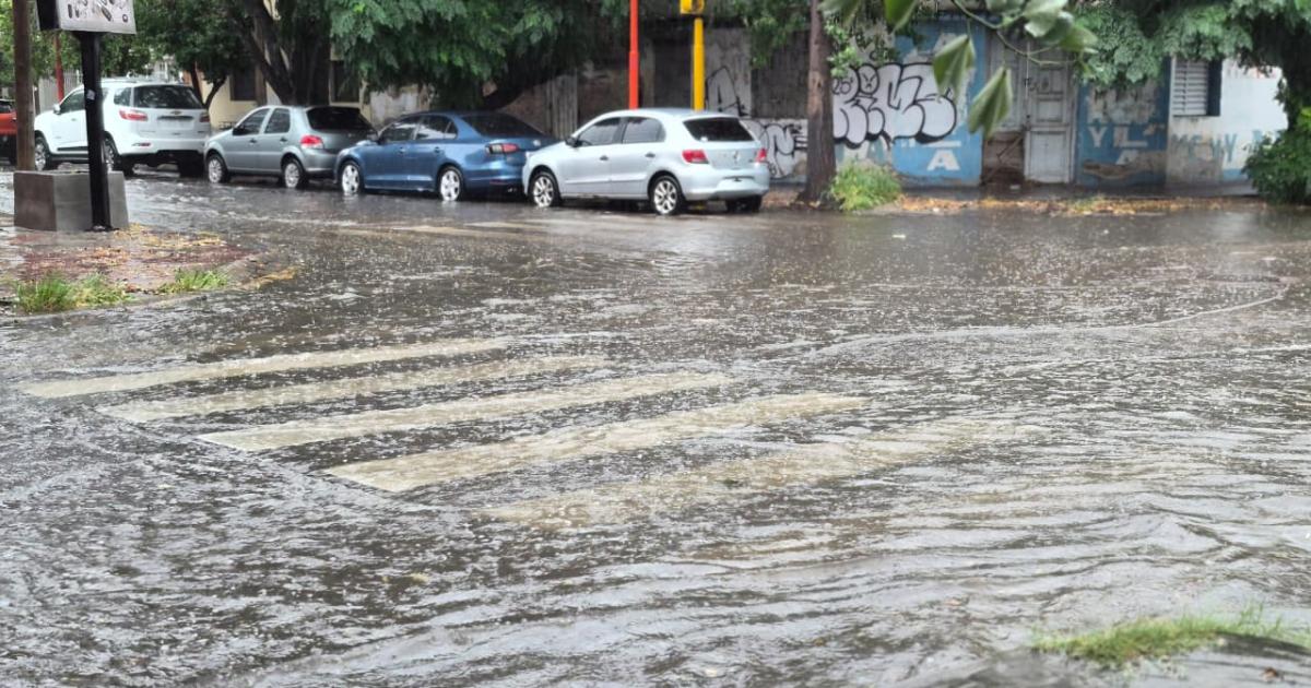 Llueve a cantaros y persiste la alerta amarilla en la Madre de Ciudades