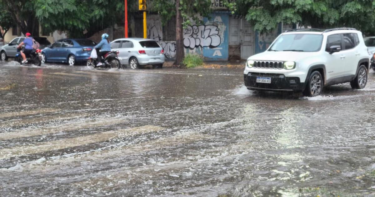Llueve a cantaros y persiste la alerta amarilla en la Madre de Ciudades