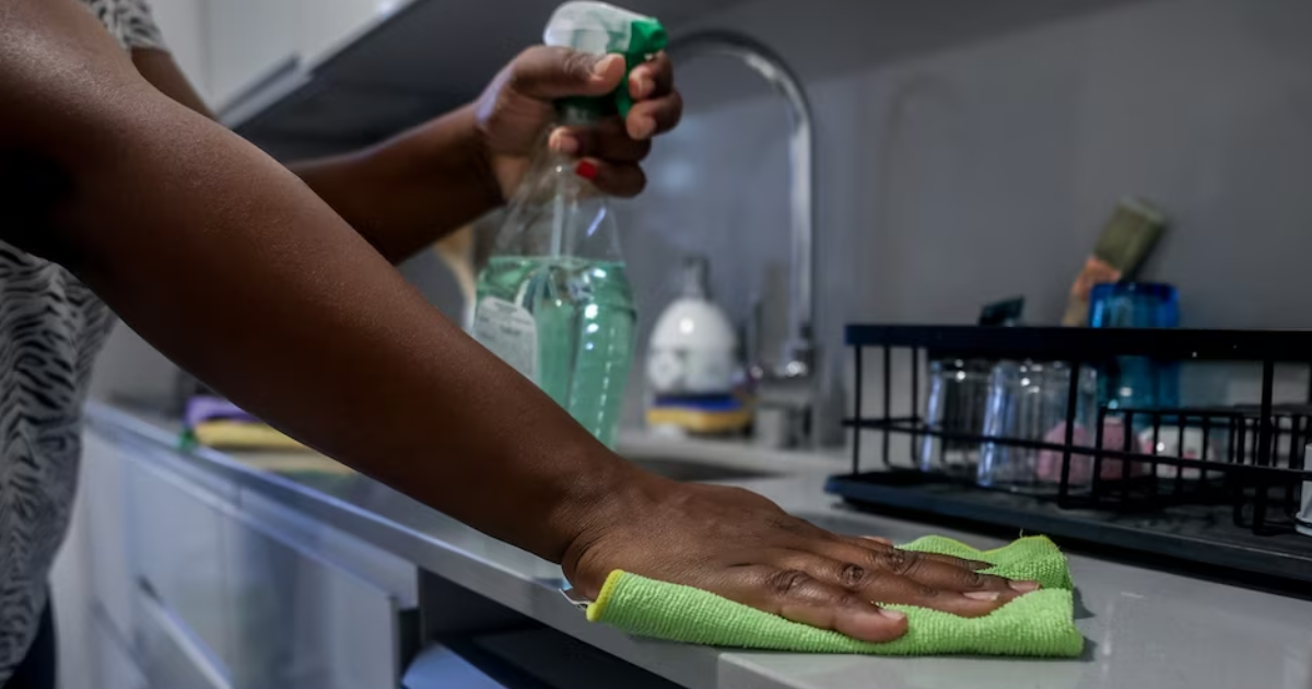 Aumento y bono confirmado para empleadas domeacutesticas- cuaacutento se cobra por diacutea y por hora en marzo 2026