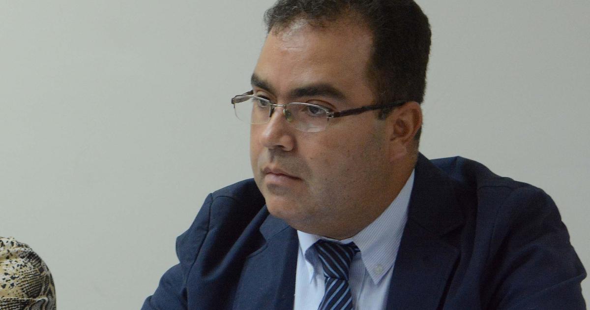 Brutal- con una madera con clavos incrustados golpeoacute a su pareja