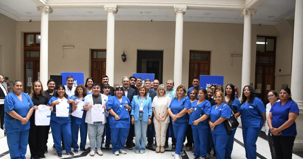 Fuentes entregoacute maacutes de 400 uniformes al personal de salud y destacoacute su compromiso de los barrios