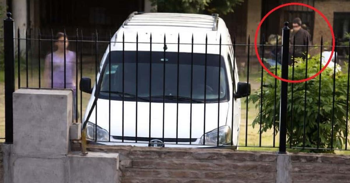 VIDEOAcusoacute a su novia de infidelidad le disparoacute en plena calle y se la llevoacute en moto