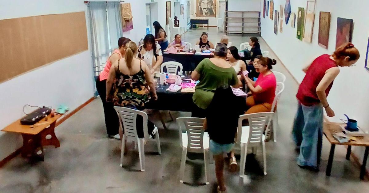 Dictan un seminario taller de velas de soja y jabones en el Atelier Cultural de La Banda