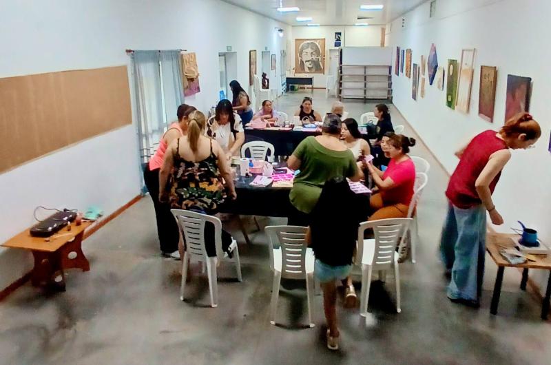Dictan un seminario taller de velas de soja y jabones en el Atelier Cultural de La Banda