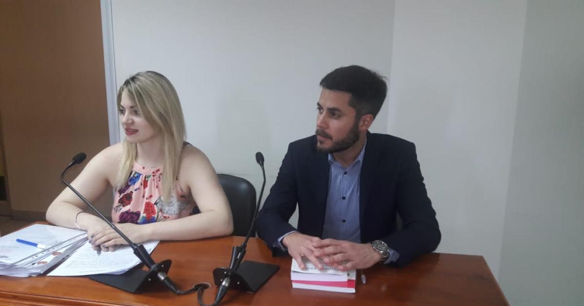 Se enfrentoacute a ladrones que halloacute en su casa y terminoacute con un cuchillo clavado en la espalda