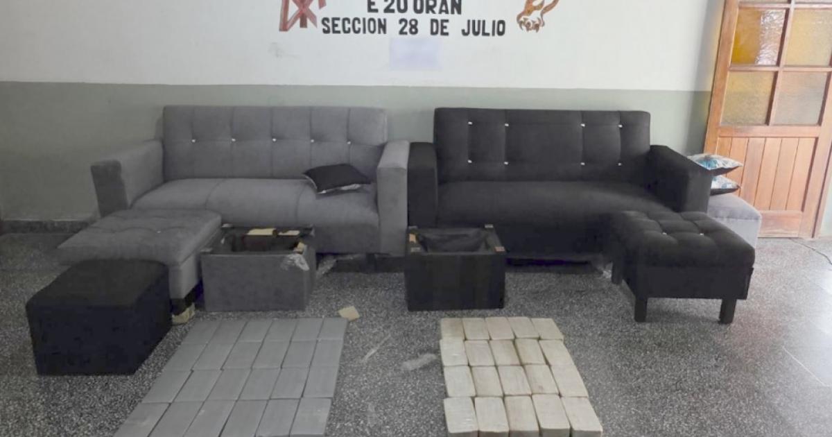 Modificoacute la estructura de un juego de living para acondicionarlo con maacutes de 40 paquetes de sustancia blancuzca