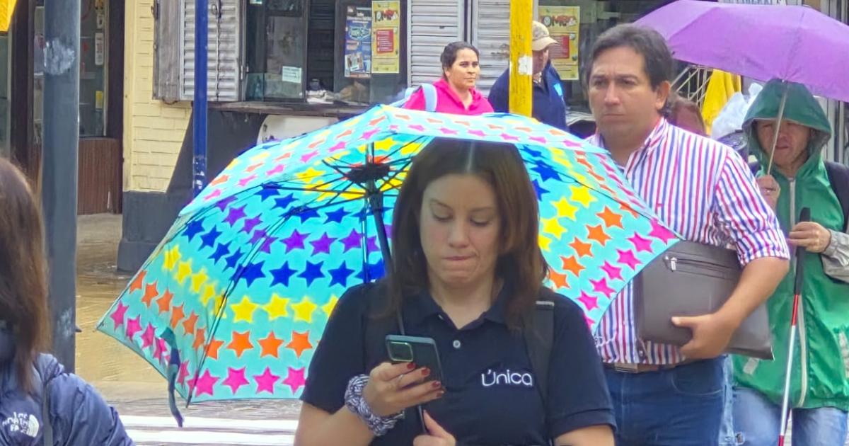 FOTOS  Pausa en la lluvia y movimiento en el centro- las postales del mediodiacutea santiaguentildeo