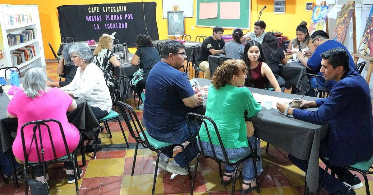 Gran eacutexito del Cafeacute Literario Nuevas plumas por la igualdad