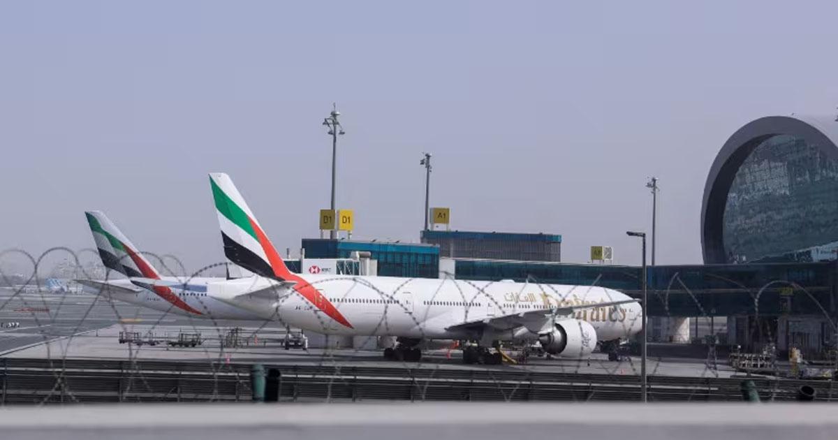 Regresan los primeros argentinos varados en Dubaacutei tras el estallido del conflicto en Medio Oriente