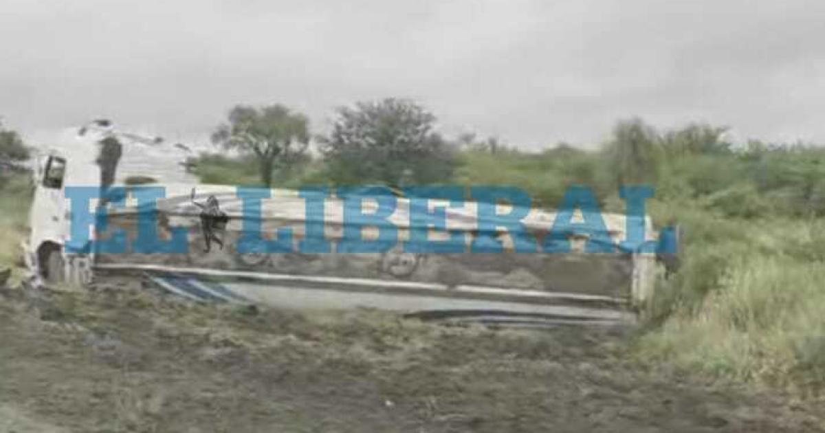 Un camión cisterna que transportaba combustible volcó - Foto- EL LIBERAL