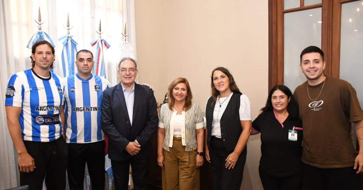 Norma Fuentes recibioacute a santiaguentildeos convocados a la preseleccioacuten argentina de cestoball