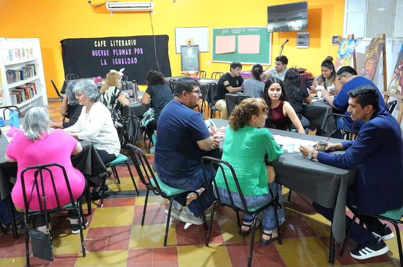Gran eacutexito del Cafeacute Literario Nuevas plumas por la igualdad