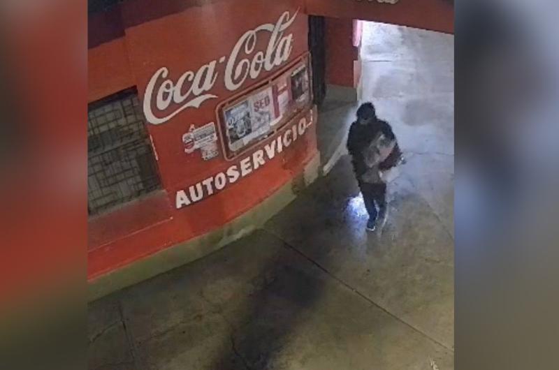 El delincuente quedó captado por las c�maras de seguridad de la zona (Foto- captura de video  Ambos Banda)